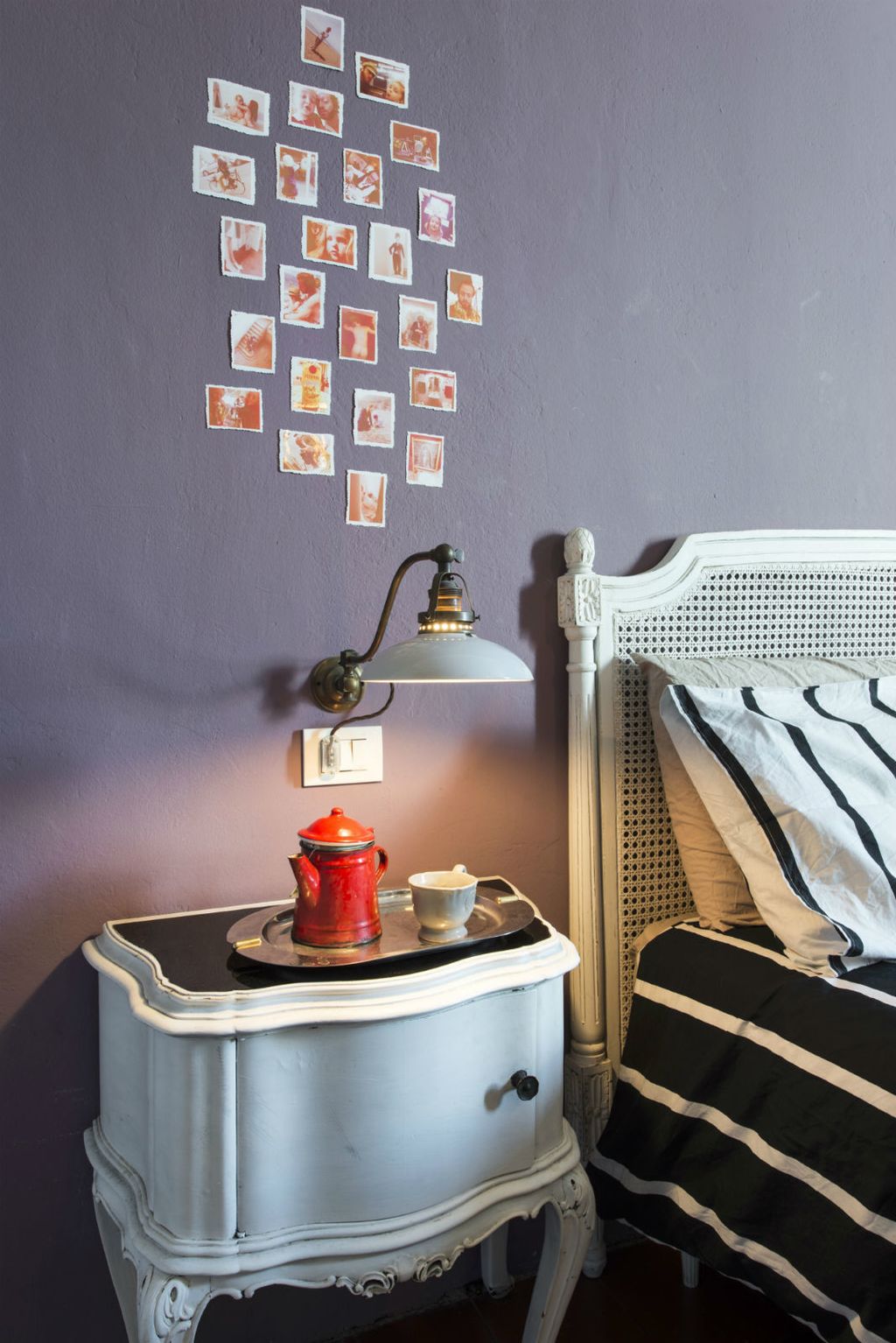 Aranžirajte stare fotografije na zid spavaće sobe