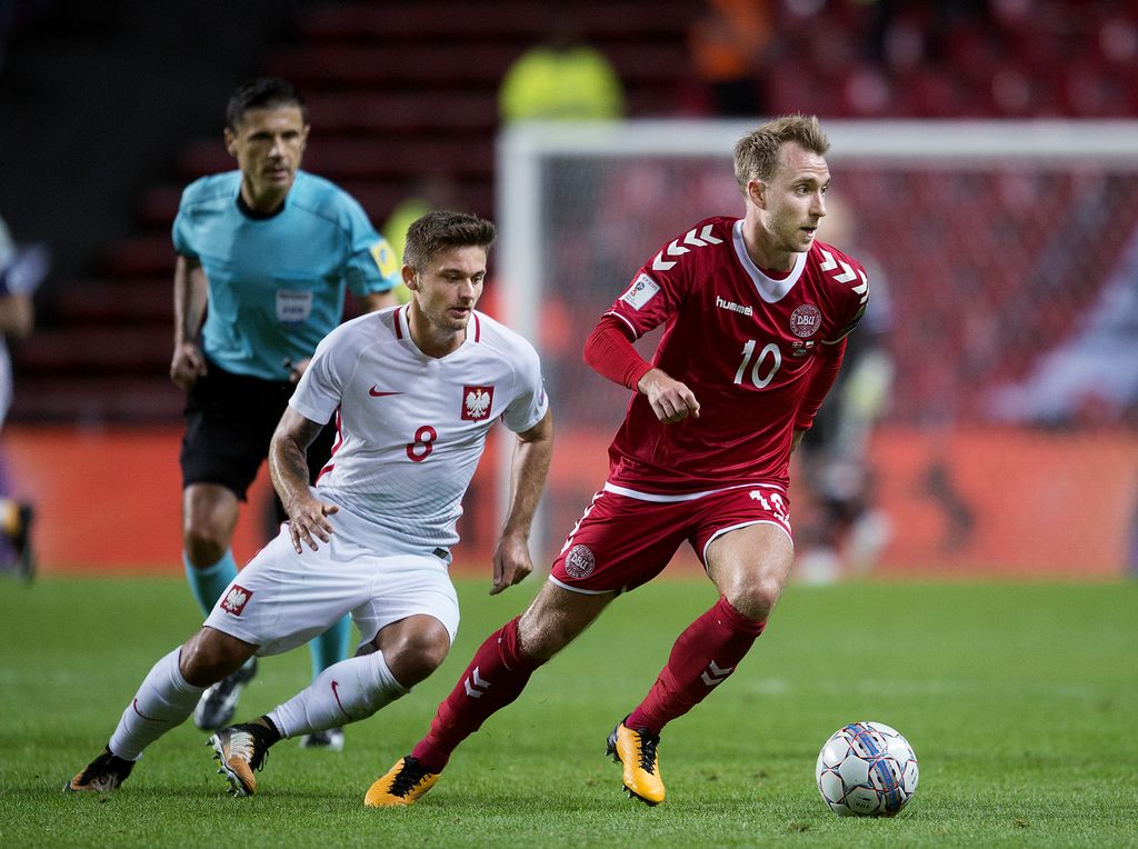 Karol Linetty i Christian Eriksen (Foto: AFP)