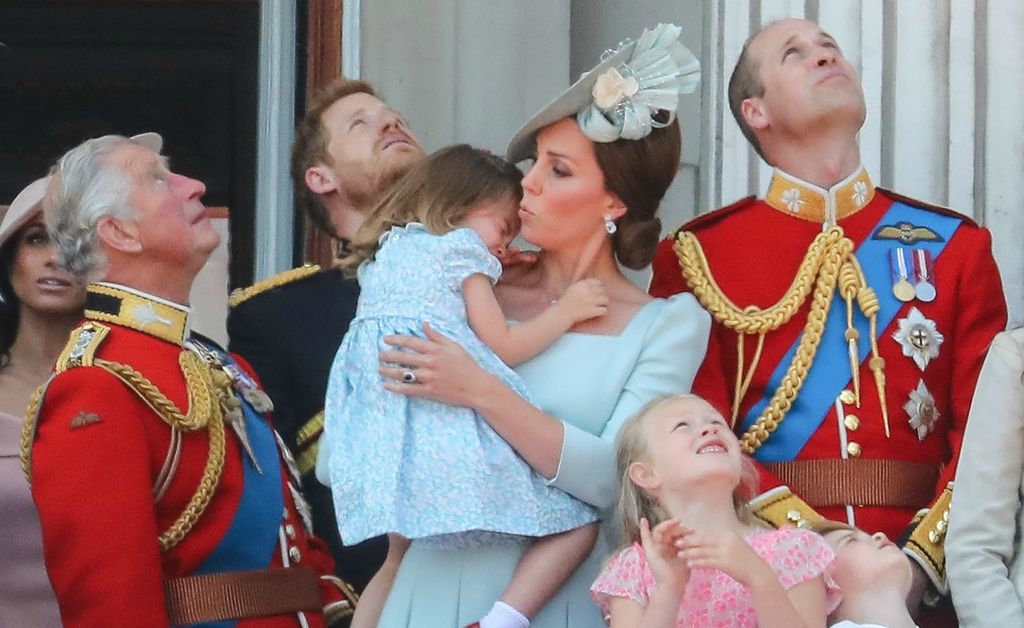 Uplakana princeza Charlotte u maminom naručju