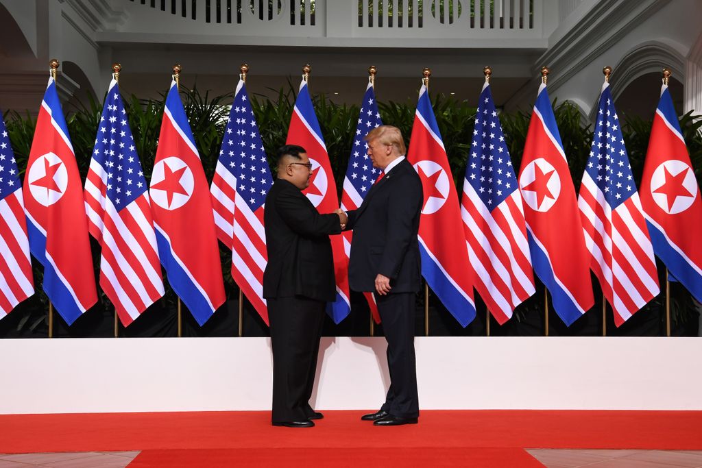 Donald Trump pokazuje dokument koji je potpisao s Kim Jong Unom u Singapuru (Foto: AFP)