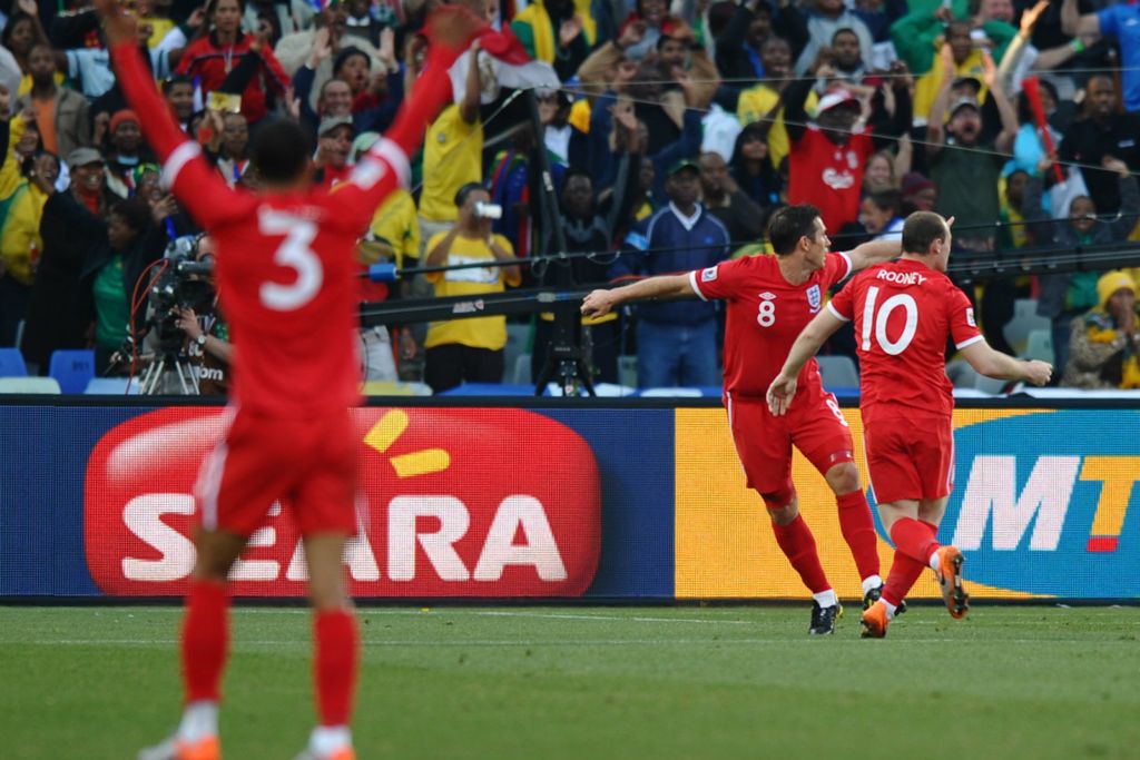 Ashley Cole slavi gol, Lampard i Rooney prosvjeduju (Foto: AFP)