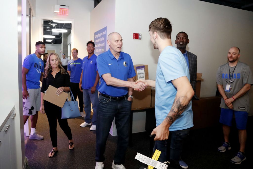 Luka Dončić s novim trenerom Rickom Carlisleom (Foto: AFP)