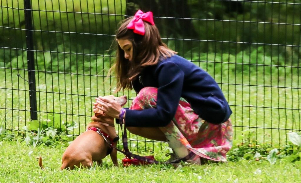 Suri Cruise u parku - 5