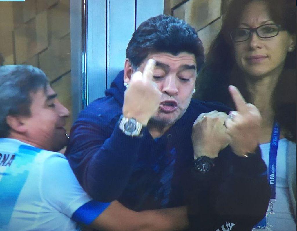 Diego Maradona i srednjaci (Screenshot)