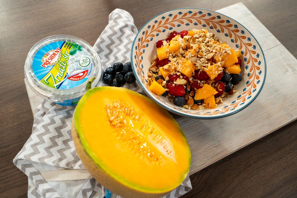 Voćna zdjelica sa zrnatim sirom