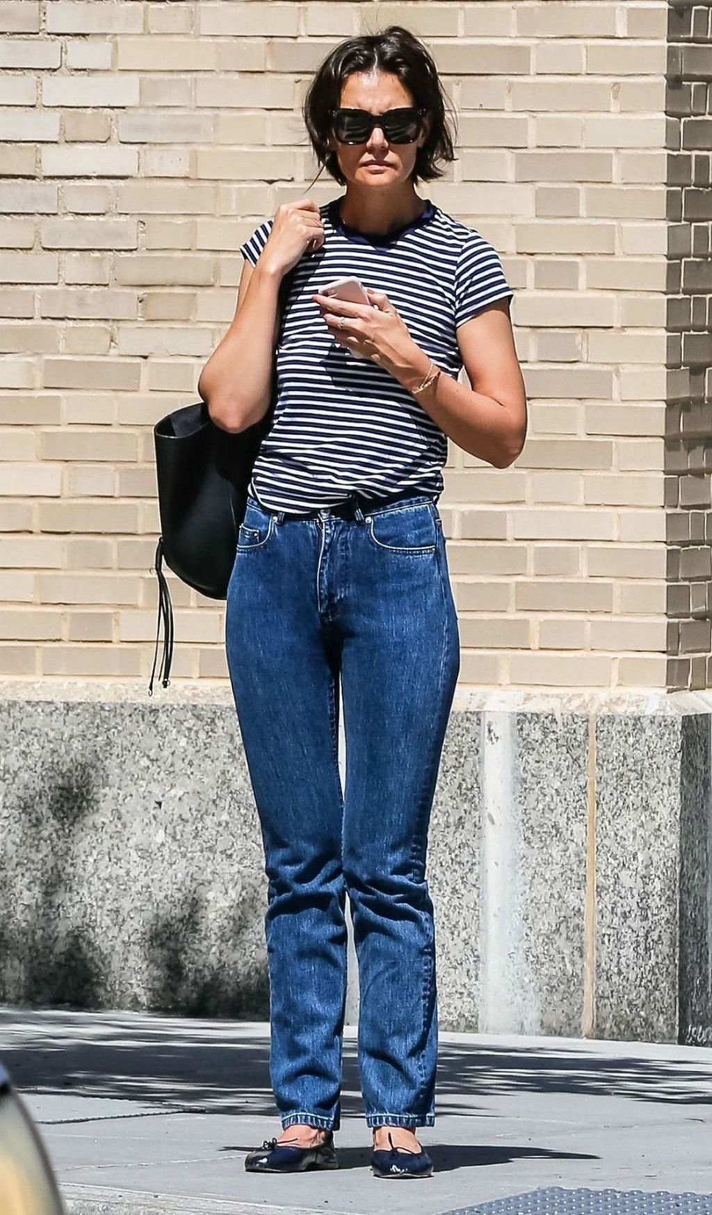 Katie Holmes u trapericama koje (ne) laskaju ženskoj figuri - 5