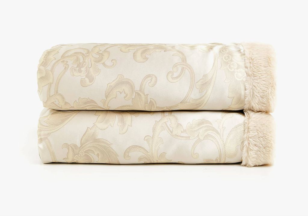 Deka s uzorkom i umjetnim krznom, 559 kuna