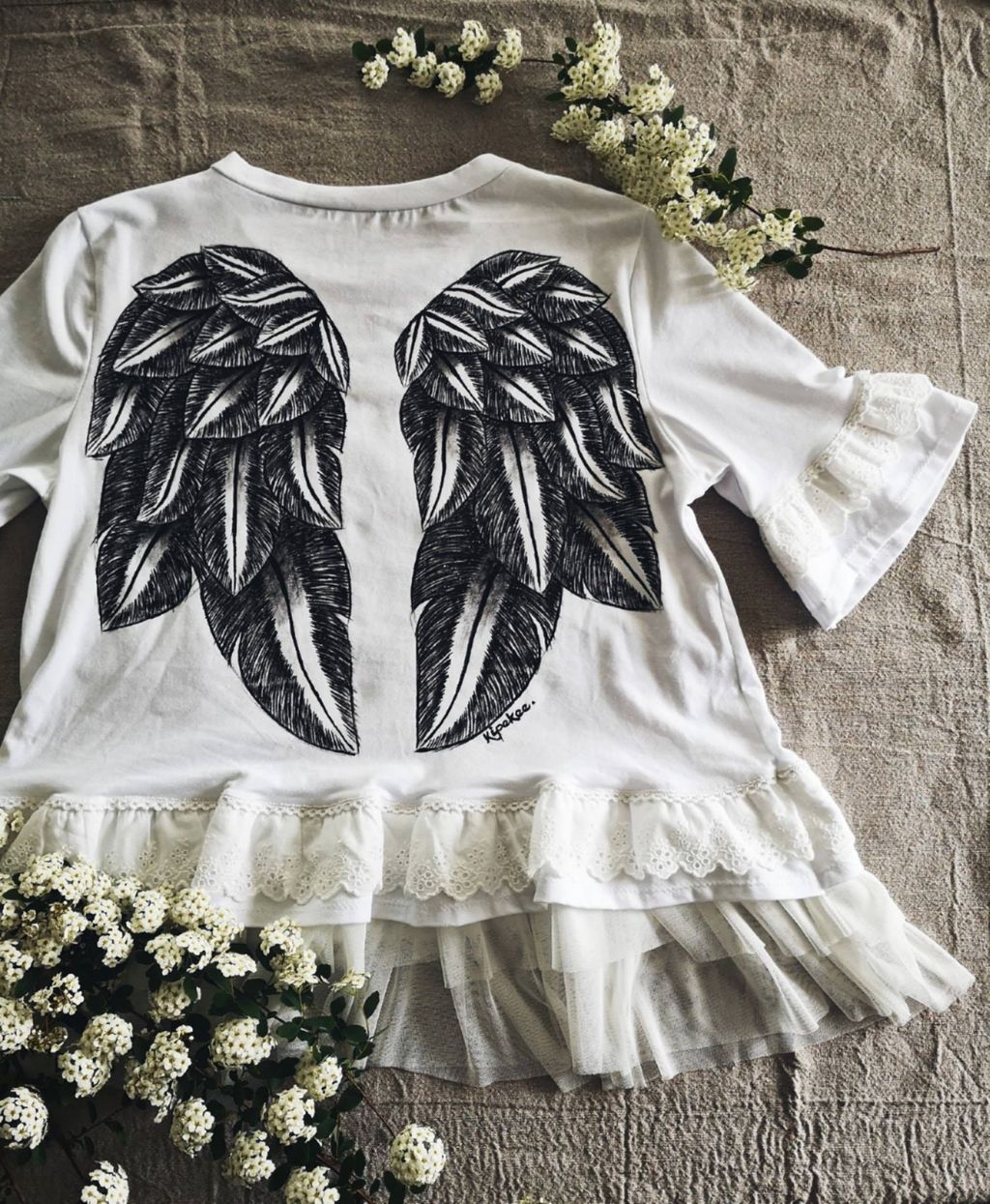 Štefica Novosel odjeću oslikava po želji kupaca, a zaštitni znak njezinog brenda su krila