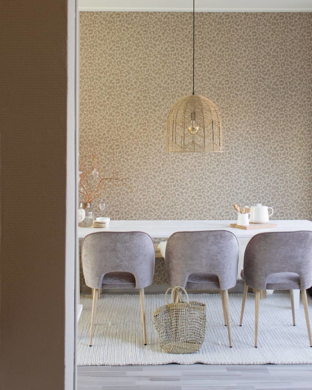 Stan u kojem prevladavaju bijeli i zemljani tonovi - 8