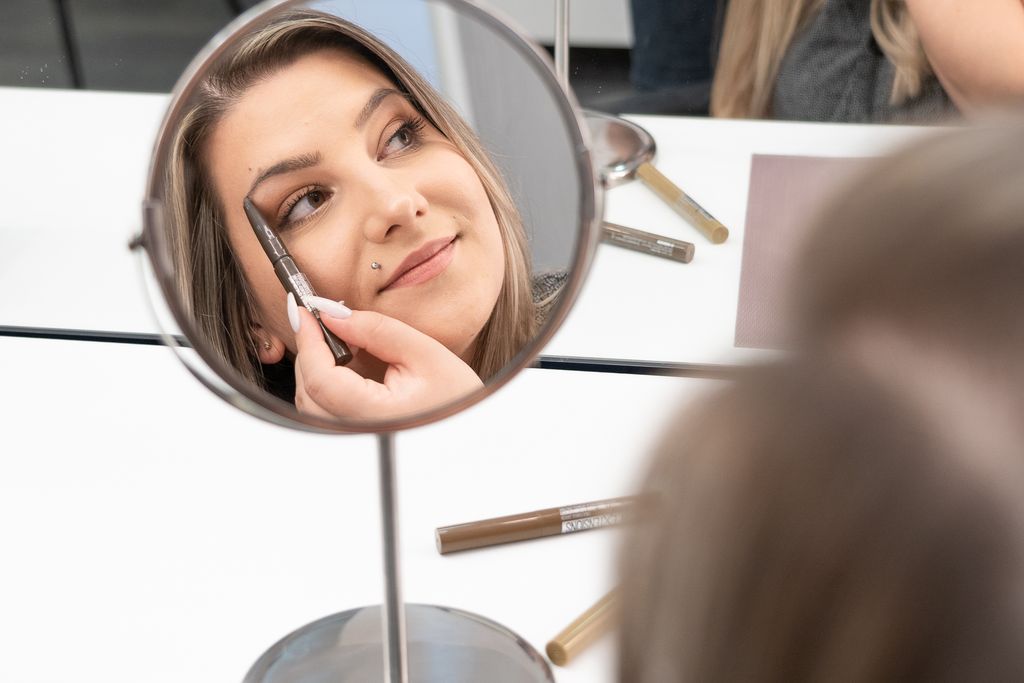 Iscrtavanje obrva postao je dio make-up rutine