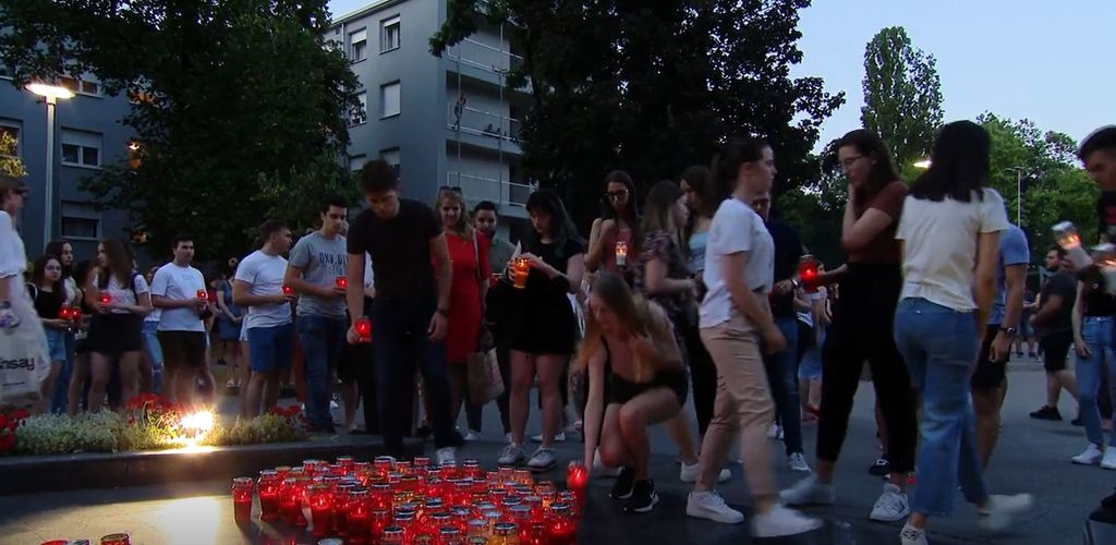 Studenti upalili svijeće u spomen poginuloj djevojci - 2