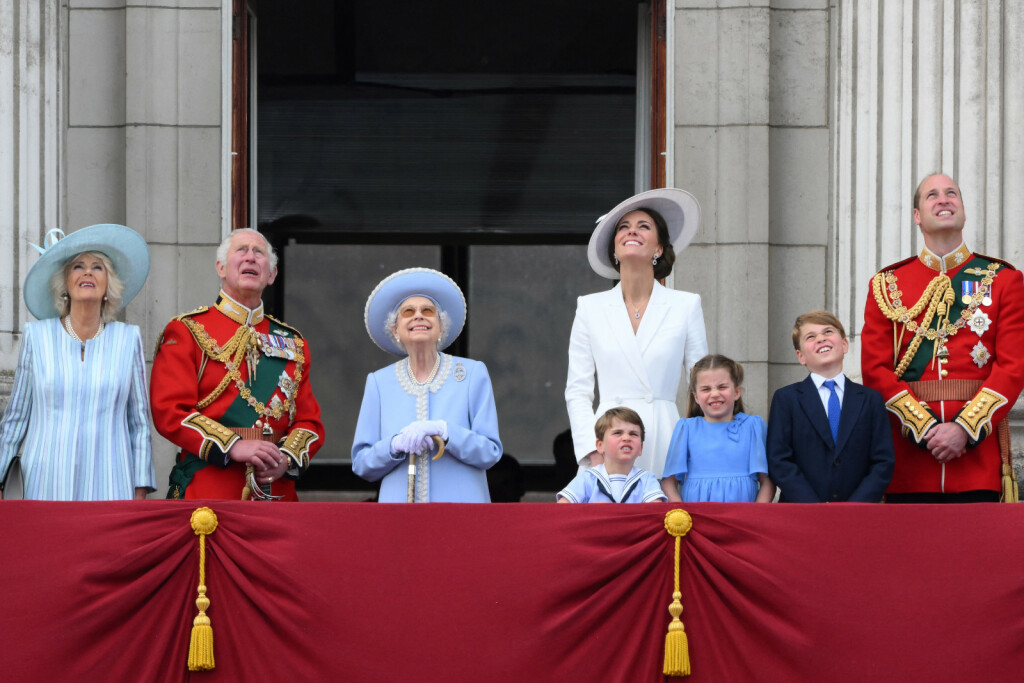Kraljevska obitelj na balkonu Buckinghamske palače na proslavi platinastog jubileja kraljice Elizabete