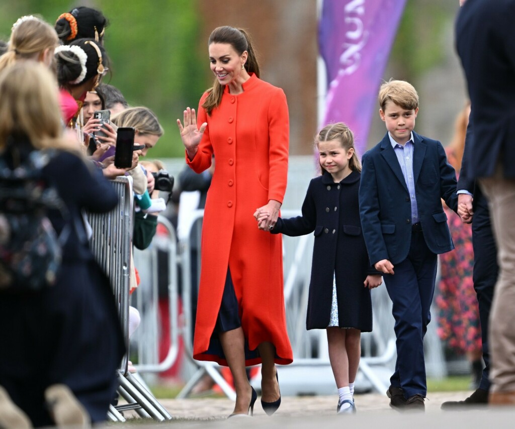 Catherine Middleton u narančastom kaputu - 1