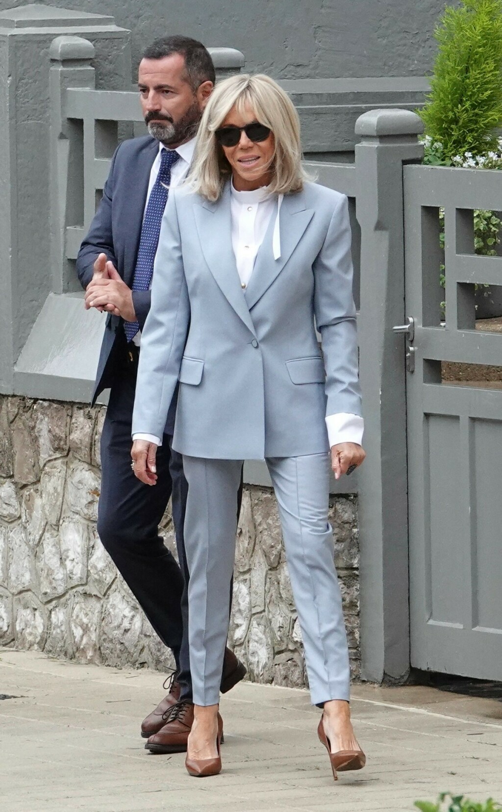 Brigitte Macron u odijelu i salonkama - 5