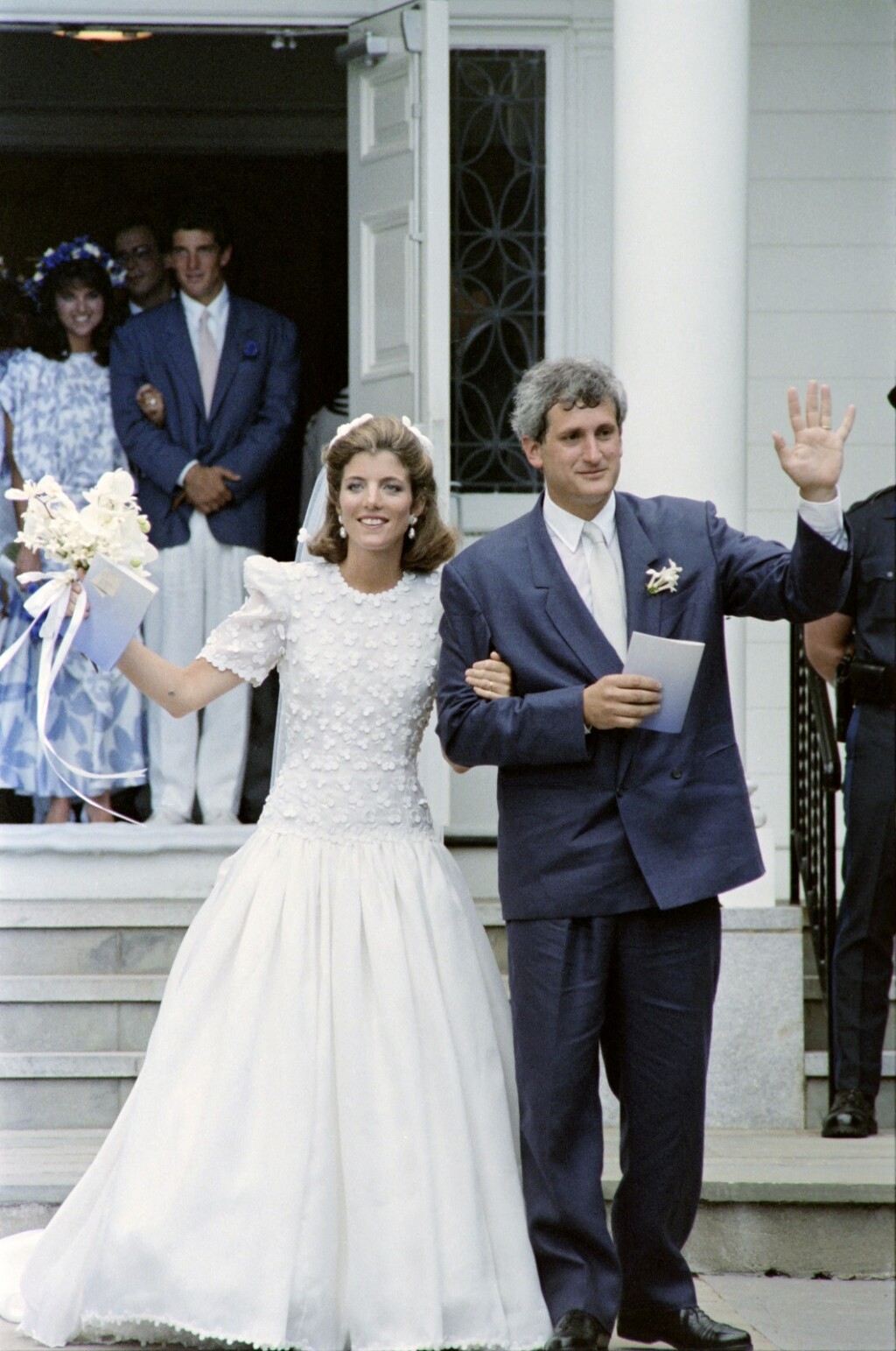 Caroline Kennedy udala se za Edwina Schlossberga 1986. u vjenčanici s kratkim rukavima Caroline Hererra