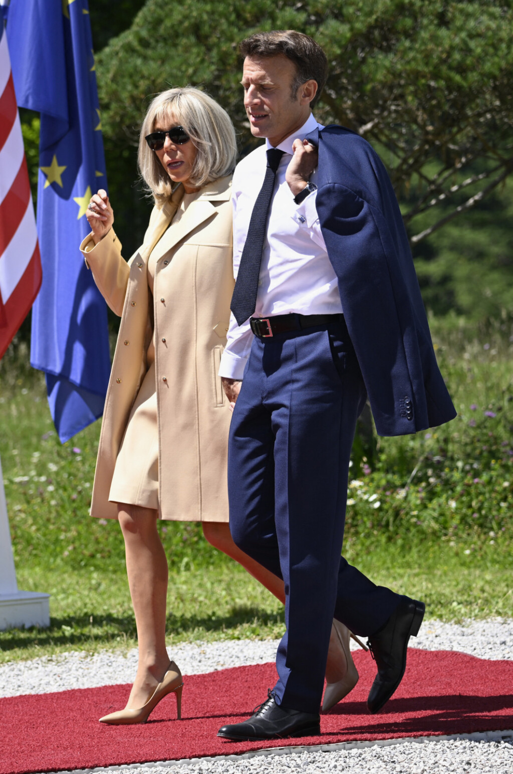 Brigitte Macron u 'golim' štiklama - 6