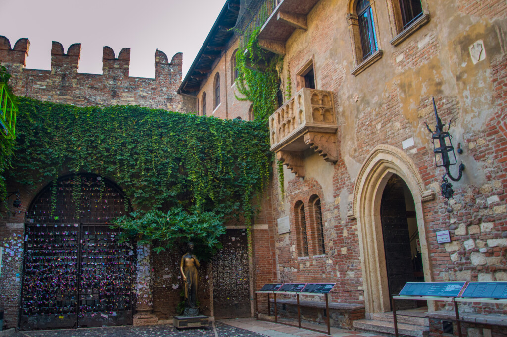Danas se vjeruje kako je Casa di Giulietta u Veroni mjesto na kojem je Romeo prvi put izjavio ljubav svojoj voljenoj