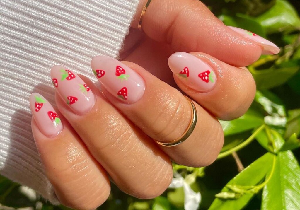 Nokti s motivom jagode