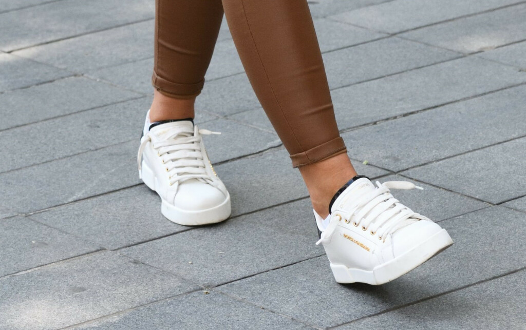 Street stylerica iz Zagreba nosi bijele tenisice modne kuće Dolce & Gabbana, model Portofino