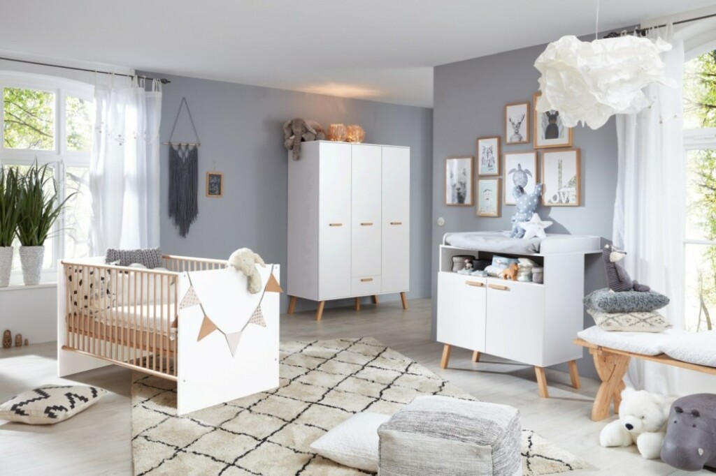 Praktična soba za bebe Oblak u nježnim nijansama s krevetićem, ormarom i komodom za previjanje Prima