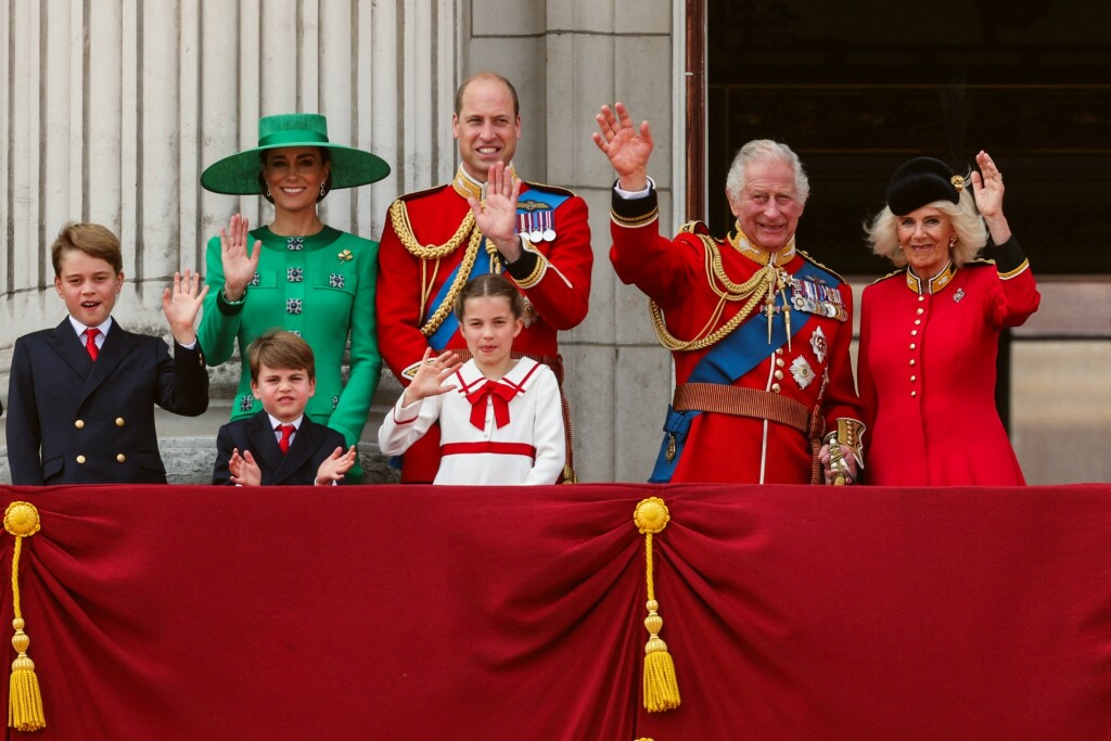 Britanska kraljevska obitelj na balkonu Buckinghamske palače