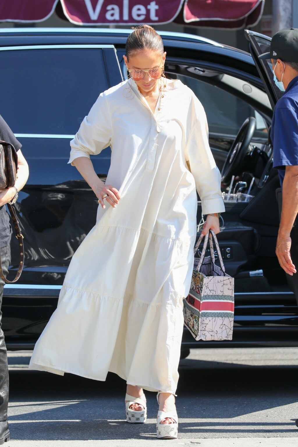Jennifer Lopez u bijeloj haljini maksi kroja