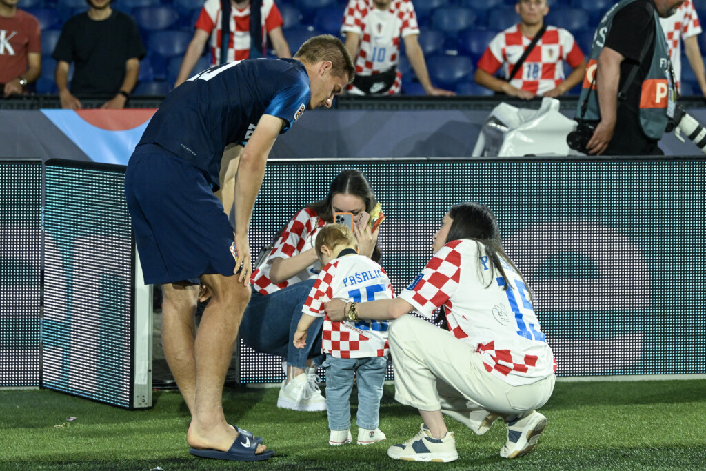 Mario Pašalić sa suprugom Marijom i sinom Lukom nakon finala Lige nacija - 1