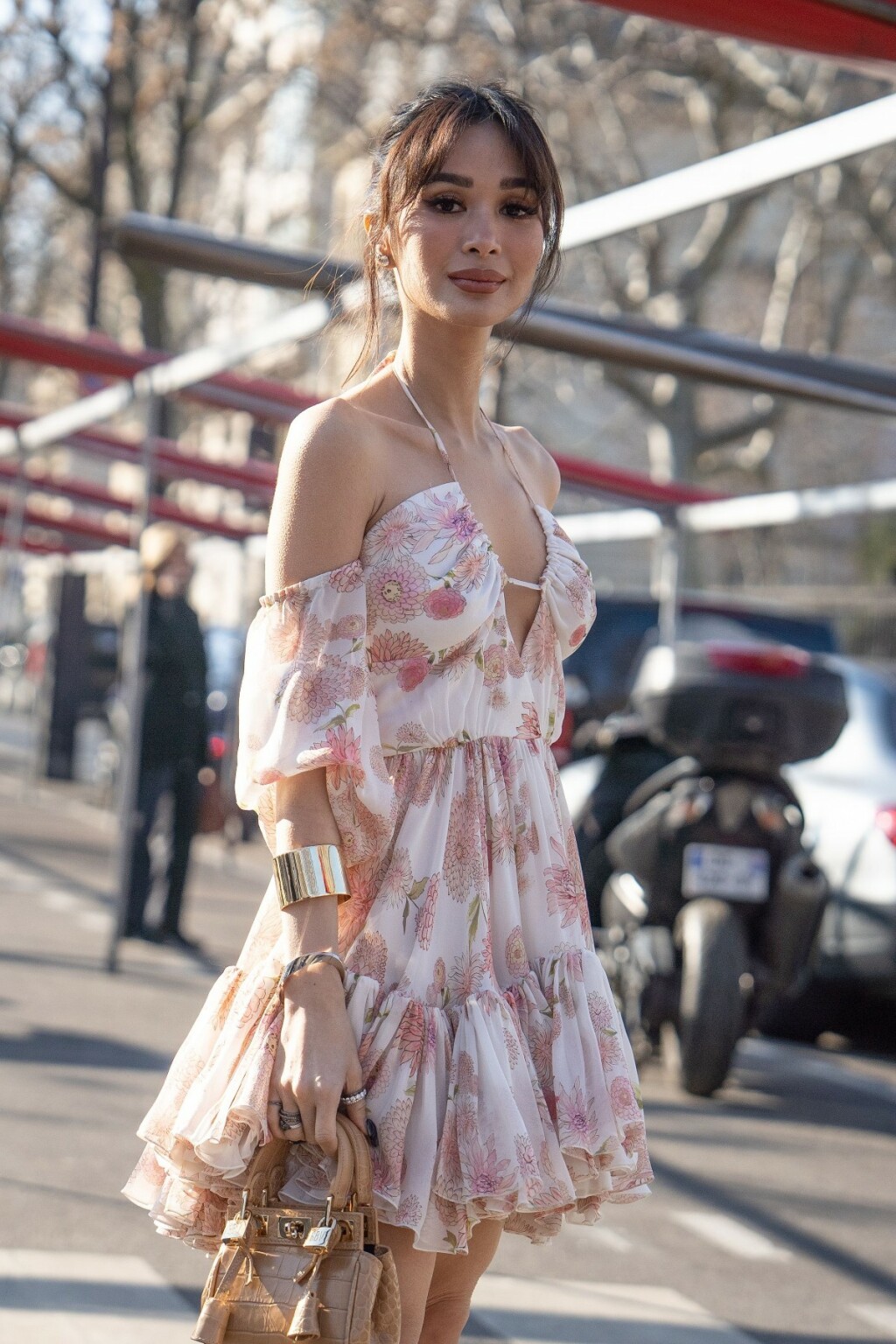 Cvjetna haljina na pariškim ulicama