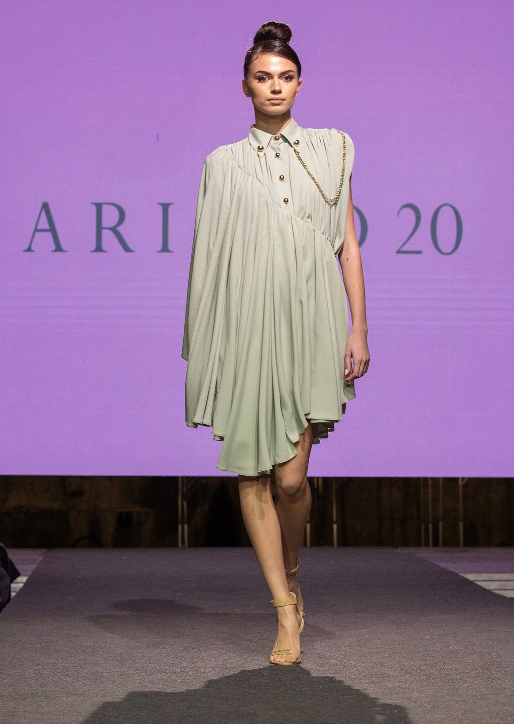 Haljina je pokazana na modnoj reviji povodom 20-e godišnjice rada brenda Arileo