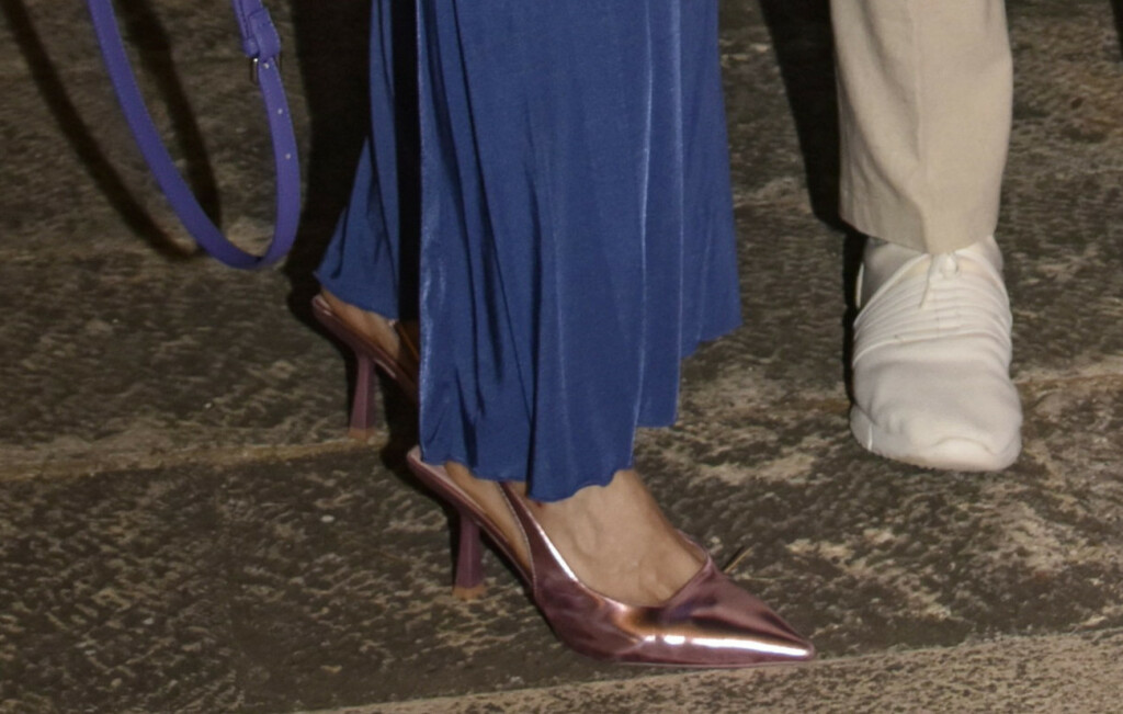 Vjekoslava Huljić nosi cipele u stilu salonki s otvorenom petom, metalik ružičaste boje