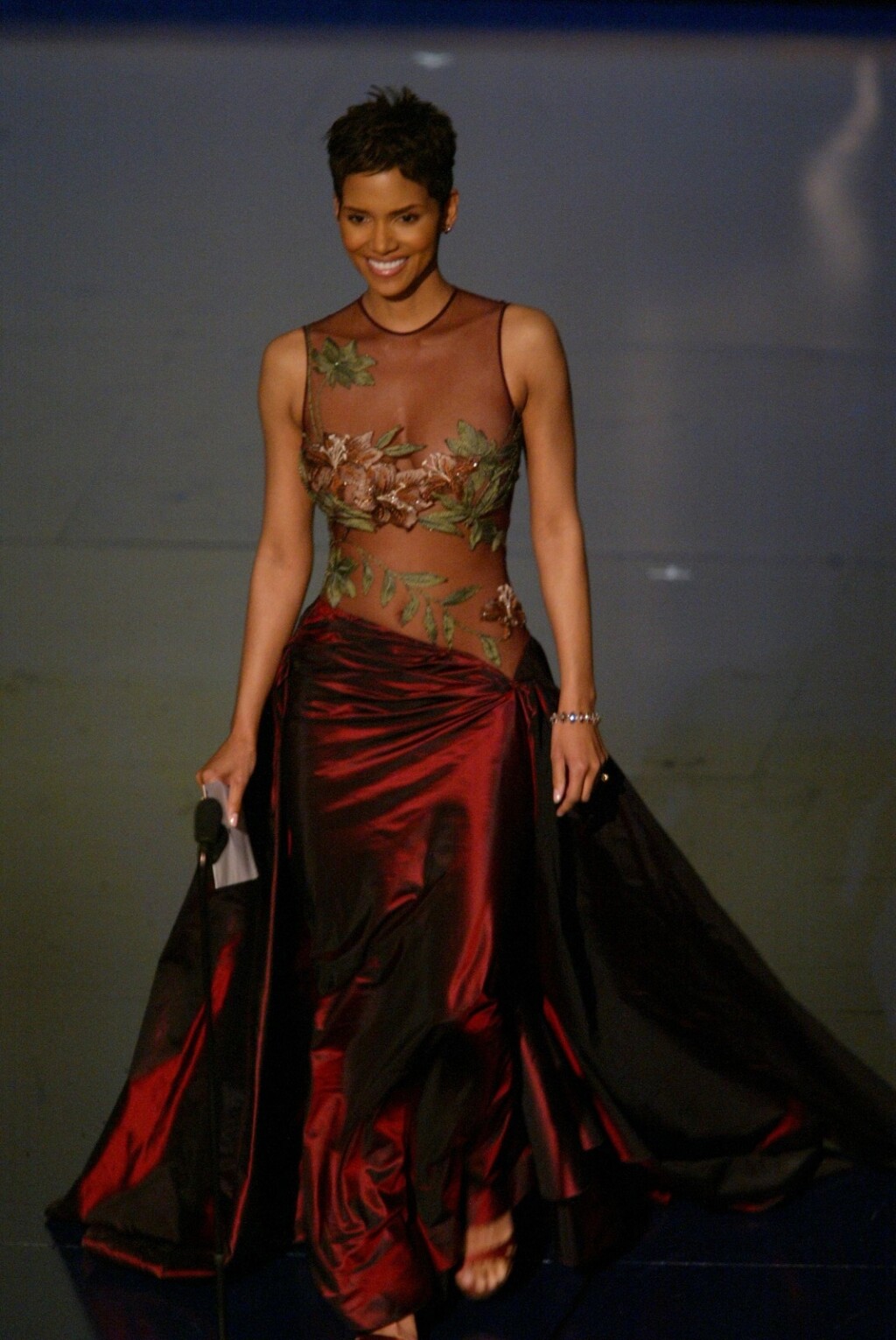 Halle Berry u haljini Elieja Saaba na Oscarima 2002.