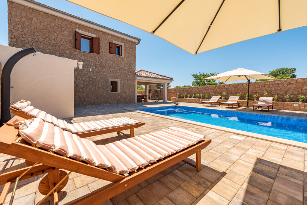 Kamena kuća s bazenom u Novalji na otoku Pagu ljepša i od holivudskih vila - 4