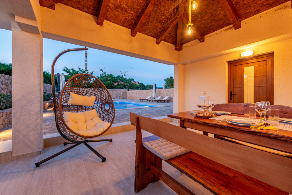 Kamena kuća s bazenom u Novalji na otoku Pagu ljepša i od holivudskih vila