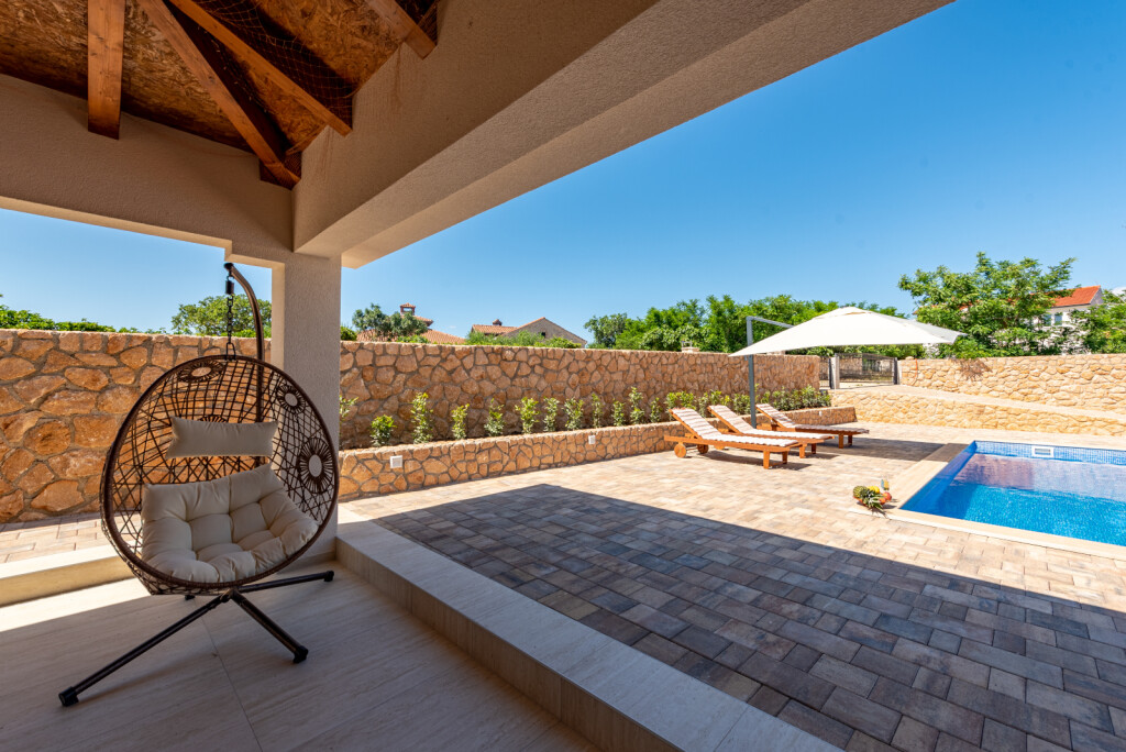 Kamena kuća s bazenom u Novalji na otoku Pagu ljepša i od holivudskih vila - 11