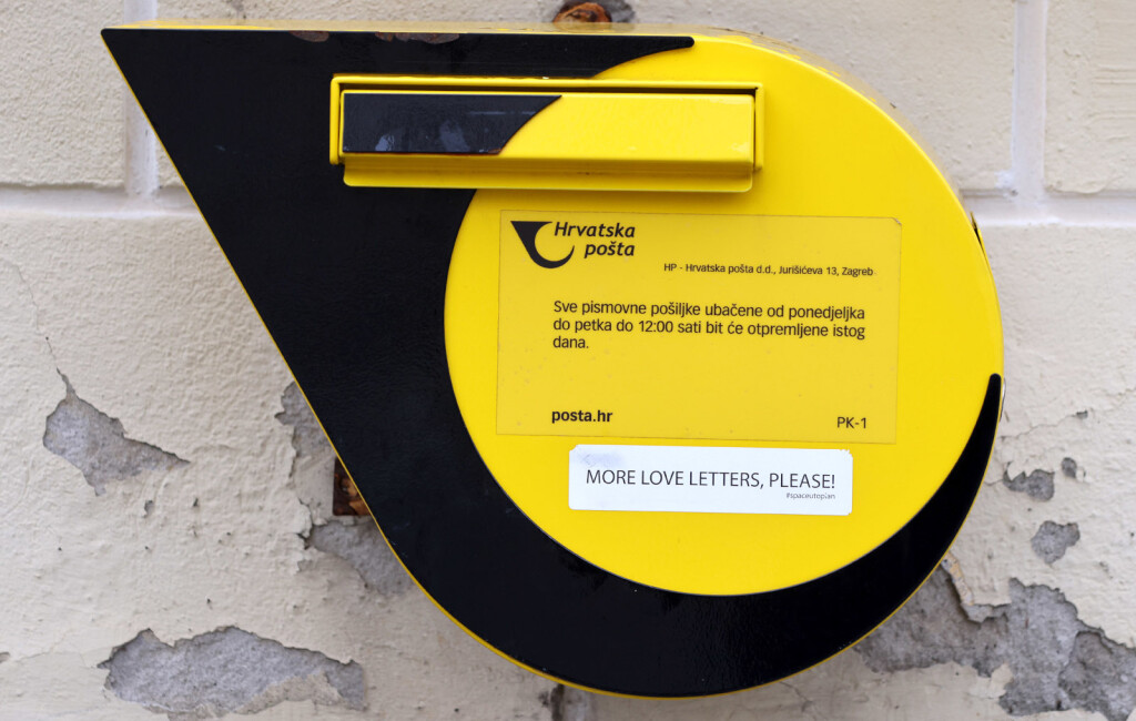 Netko je na poštanski sandučić na zagrebačkom Gornjem gradu stavio naljepnicu sa zgodnim natpisom - 3