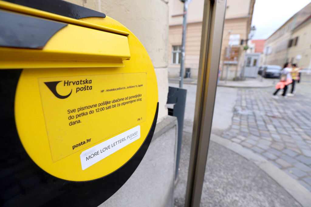 Netko je na poštanski sandučić na zagrebačkom Gornjem gradu stavio naljepnicu sa zgodnim natpisom