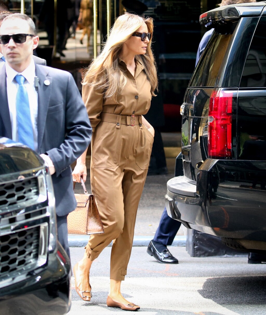 Melania Trump u Max Marinom kombinezonu i balerinkama Rogera Viviera - 6