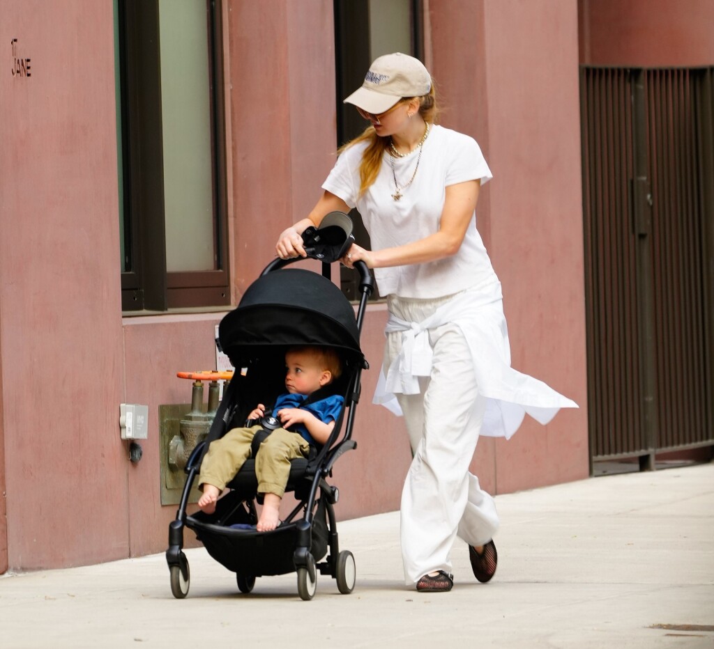 Jennifer Lawrence u mrežastim Alaia balerinkama
