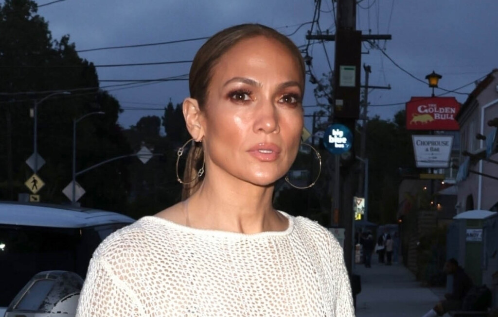 Jennifer Lopez u 'goloj' haljini i platformama otišla na večeru - 8