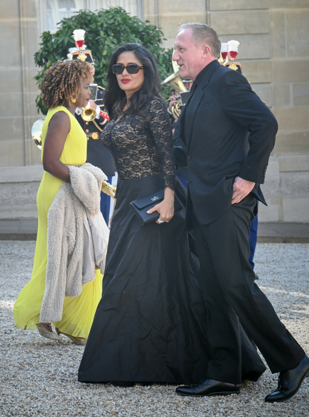 Salma Hayek Pinault istaknula je gornji dio tijela za državničku večeru u Elizejskoj večeri