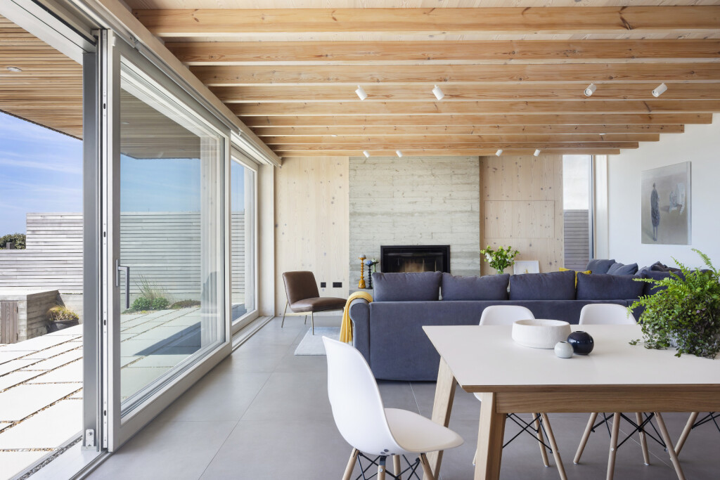 Kuhinja s velikom staklenom stijenom i pogledom na plažu