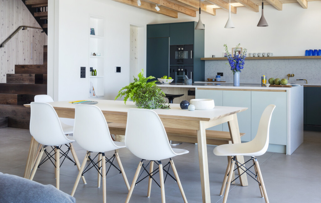 Kuhinja s velikom staklenom stijenom i pogledom na plažu - 8