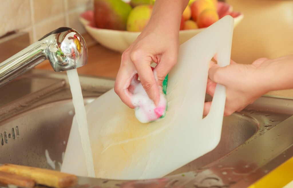 Dasku za rezanje treba temeljito očistiti