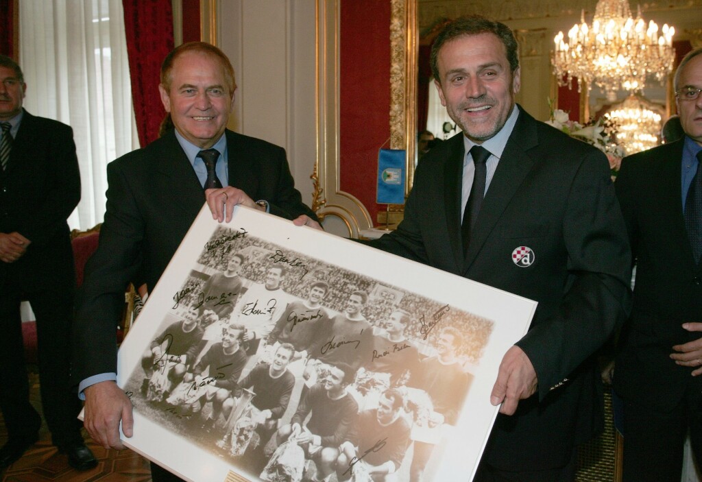 Slaven Zambata s fotografijom legendarne zlatne Dinamove momčadi koja je osvojila Kup velesajamskih gradova