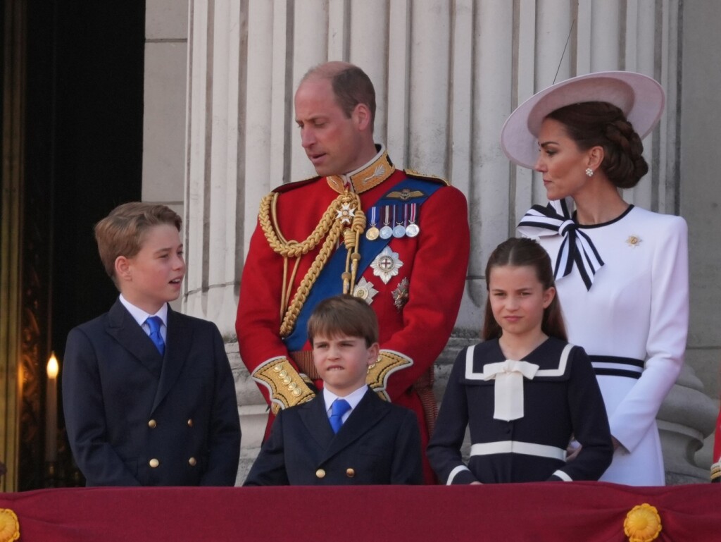 Princ Louis na balkonu Buckinghamske palače - 7