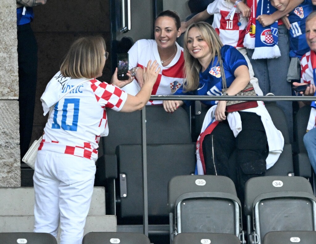 Vanja Morić u Berlinu nosi ogrlicu s motivom leptira - 3