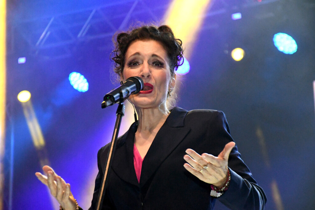 Doris Dragović preko haljine je odjenula crni sako