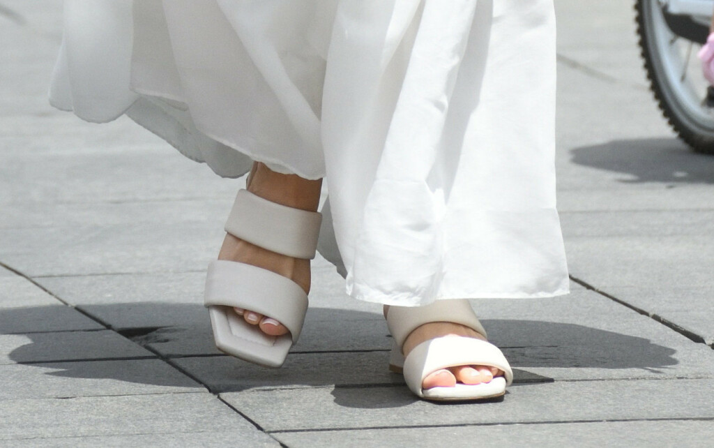 Arhitektica Tina Biloglav nosi elegantne bijele natikače
