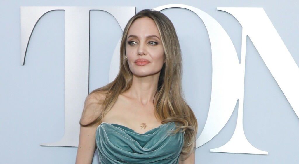 Angelina Jolie u haljini Ateliera Versace na Tonyjima 2024. - 2