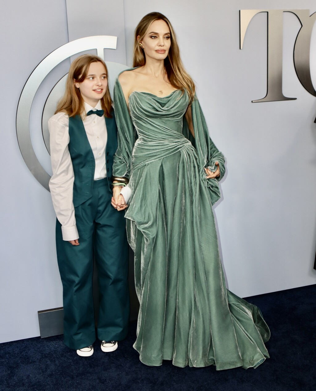 Angelina Jolie u haljini Ateliera Versace na Tonyjima 2024. - 3